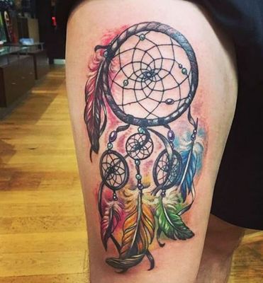  Tatouage attrape rêve avec des plumes multicolores sur le haut de la cuisse